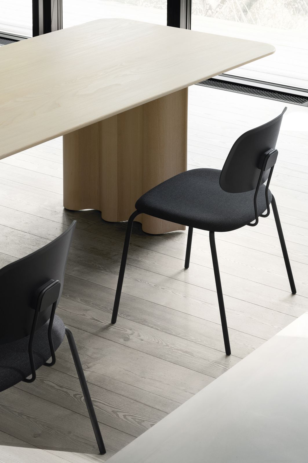 Okito Ply Dining Chair Stuhl von Zeitraum, schwarzer Polsterstuhl mit filigranem Metallgestell am Esstisch.