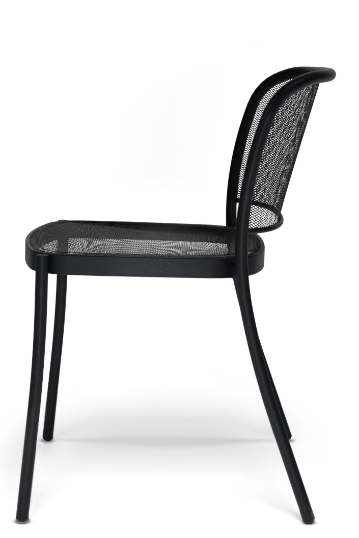 Café Chair Stuhl Outdoor Emu, schwarzer Metallstuhl mit Netzstruktur, Seitenansicht auf weißem Hintergrund.