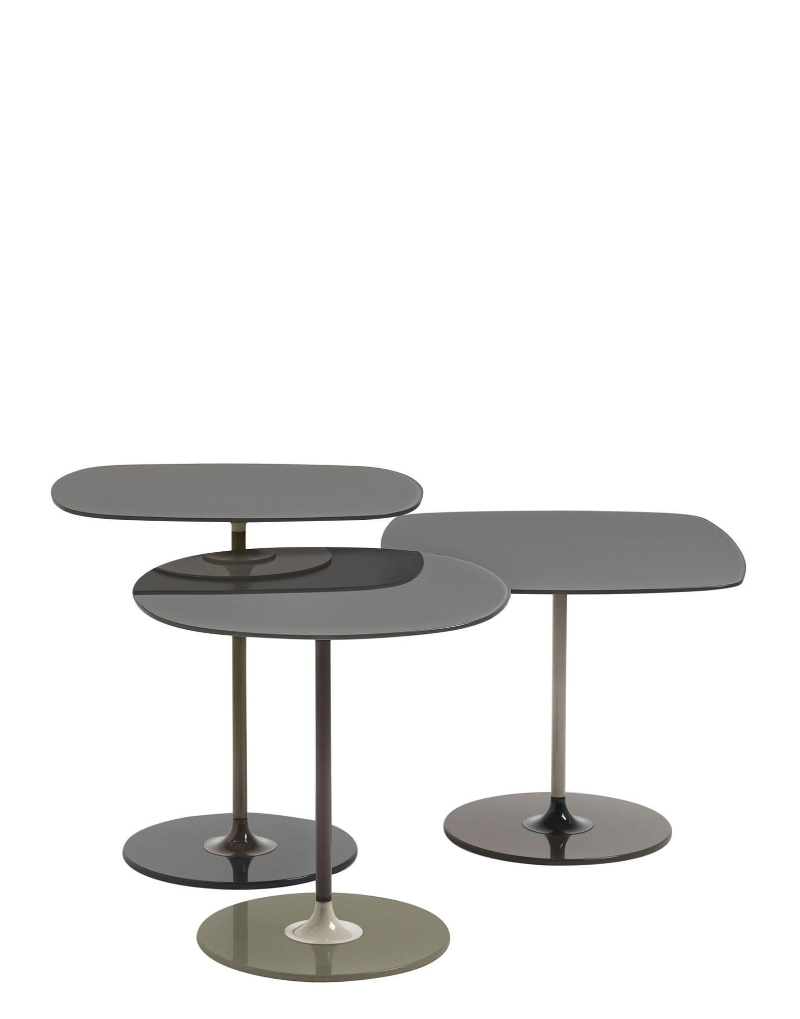 Kartell Thierry Beistelltische in verschiedenen Formen und Grautönen, moderne Wohnzimmermöbel.