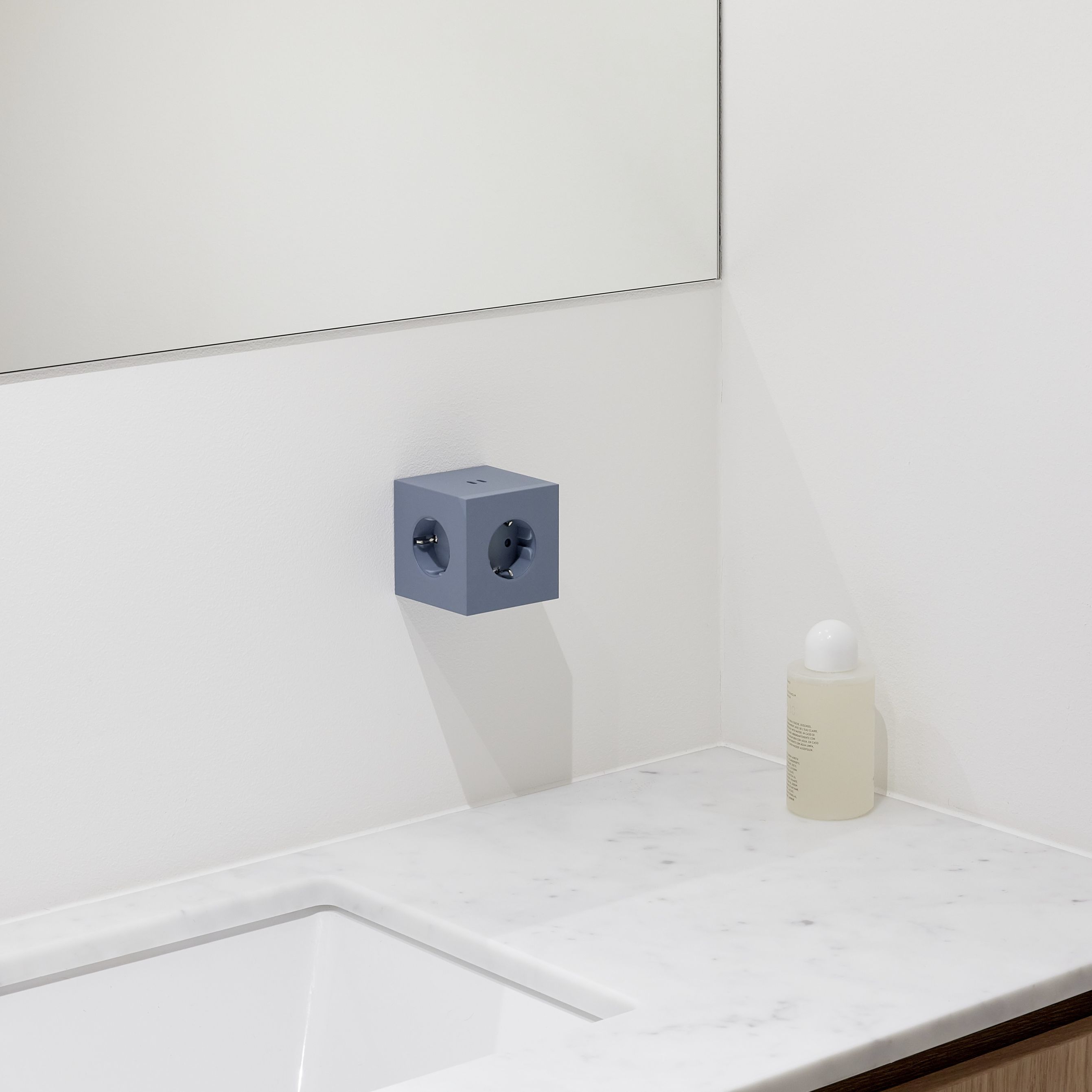 Blauer Avolt Square 2 Steckdosenwürfel mit USB-C an einer weißen Wand.