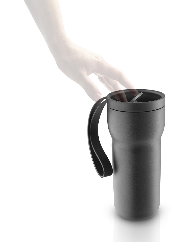 Schwarzer Eva Solo Nordic Kitchen Thermobecher mit Henkel und Hand am Deckel.