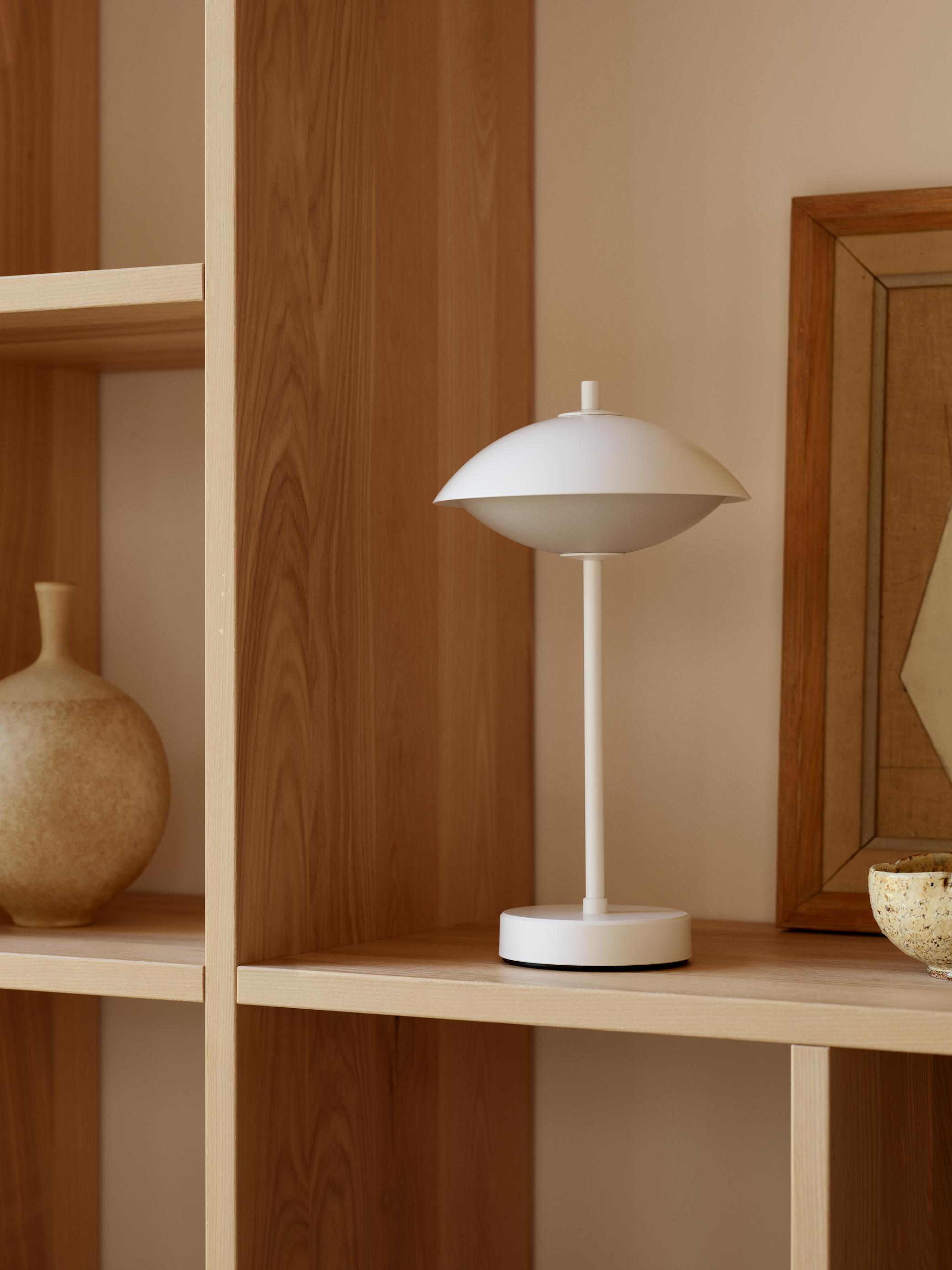 Clam Portable tafellamp, oplaadbare lamp van Fritz Hansen
