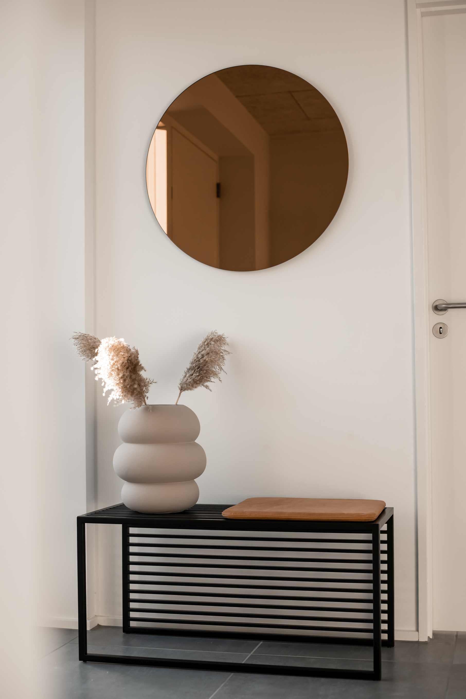 Element Bench Bank von Novoform im Flur mit Dekoration und Spiegel an der Wand.