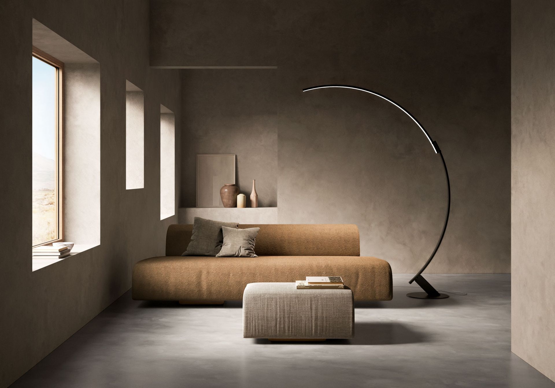 Modernes Wohnzimmer mit braunem Sofa, Hocker und Bogenlampe für stilvolles Wohnen und Interieur Design.