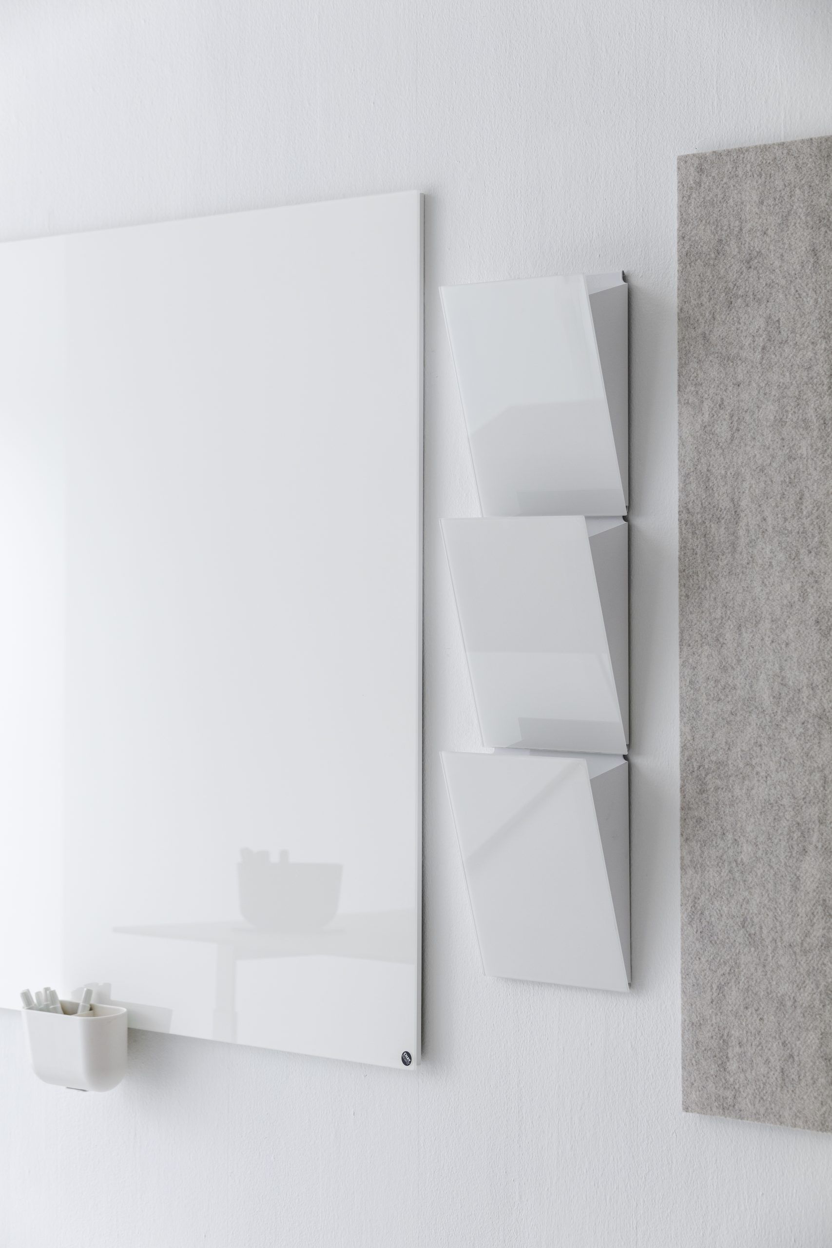Weiße Chat Board Classic Glastafel an der Wand mit Stifthalter und Ablagefächern, magnetische Whiteboard für Büro und Zuhause.