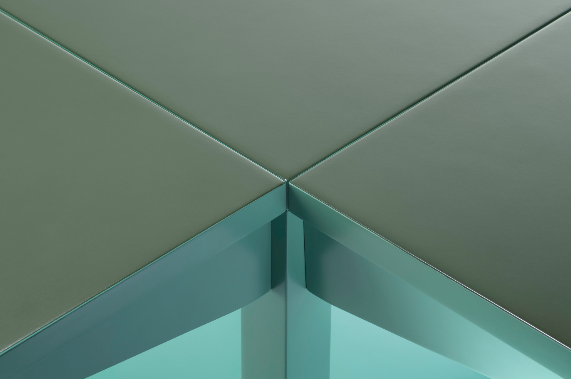Detailaufnahme des Tecta K10N Klapptischs Edition Bauhausnowhaus: Tischplatte in Grün, Gestell in Türkis.