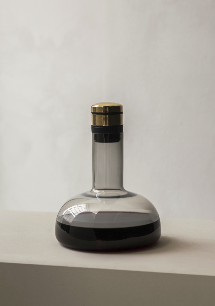 Wine Breather Collection Karaffe von Audo mit Rotwein und goldenem Verschluss für Weinliebhaber.