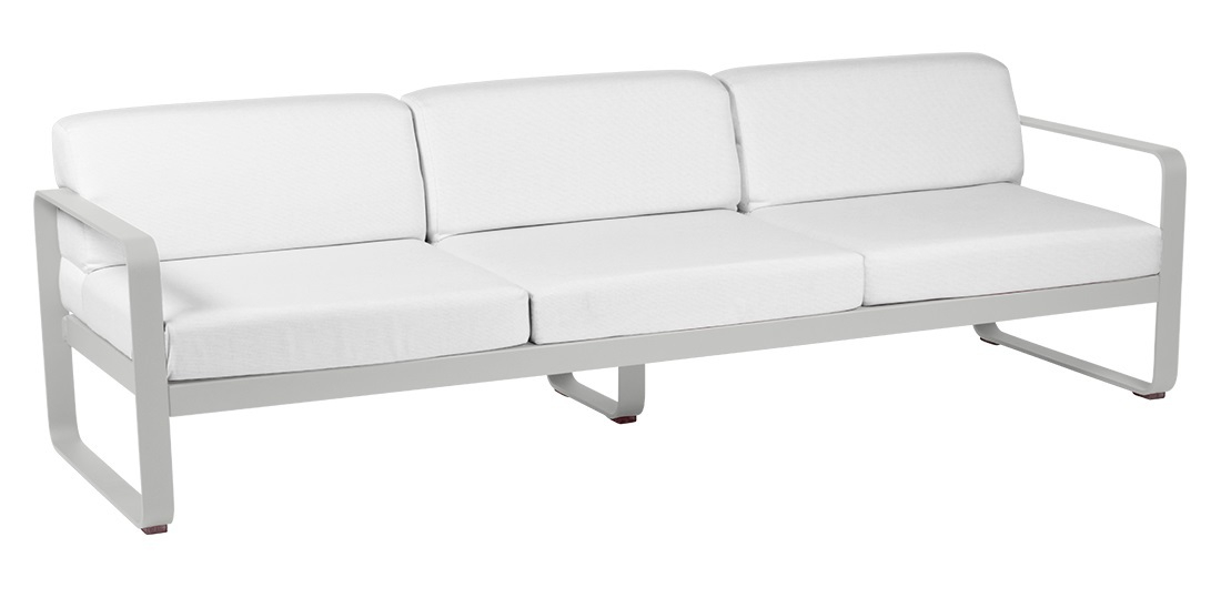 Bellevie Outdoor Sofa: Modernes 3-Sitzer Gartensofa mit weißer Polsterung und grauem Aluminiumgestell für Terrasse und Garten.