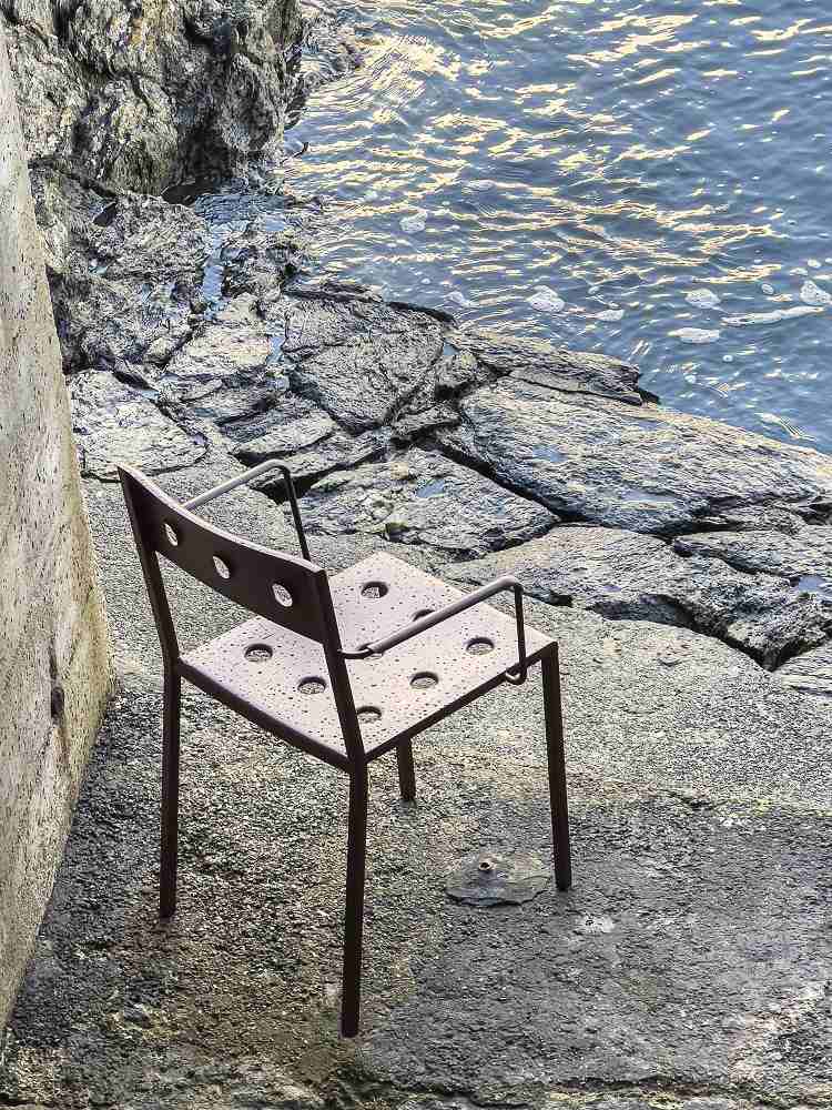 Balcony Armchair Chalk beige von Hay, ein moderner Outdoor Armlehnenstuhl mit Armlehnen.