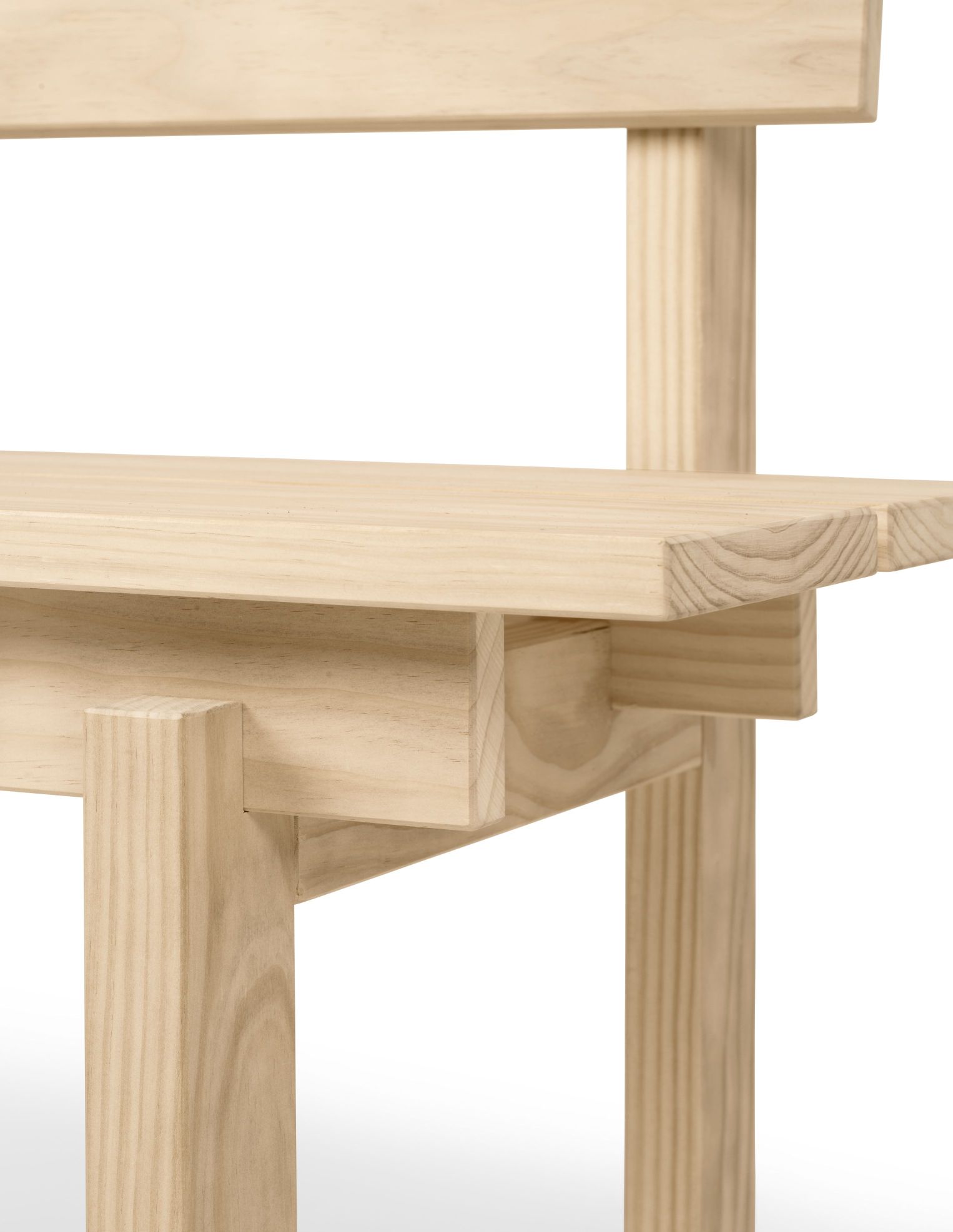 Detailaufnahme der hellen Holzbank von Ferm Living, Peka Bank, Fokus auf die Holzstruktur.