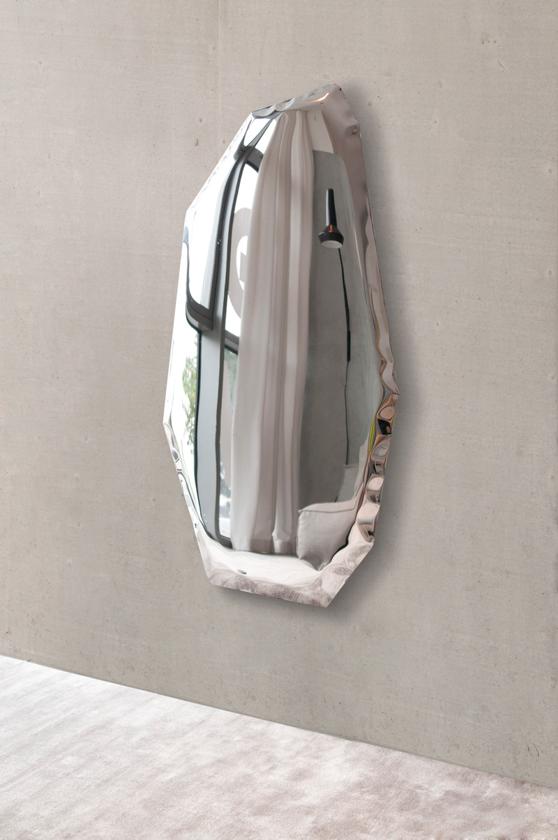 Tafla Spiegel von Zieta, ein moderner Design-Wandspiegel mit unregelmäßiger Form und silberner Oberfläche.