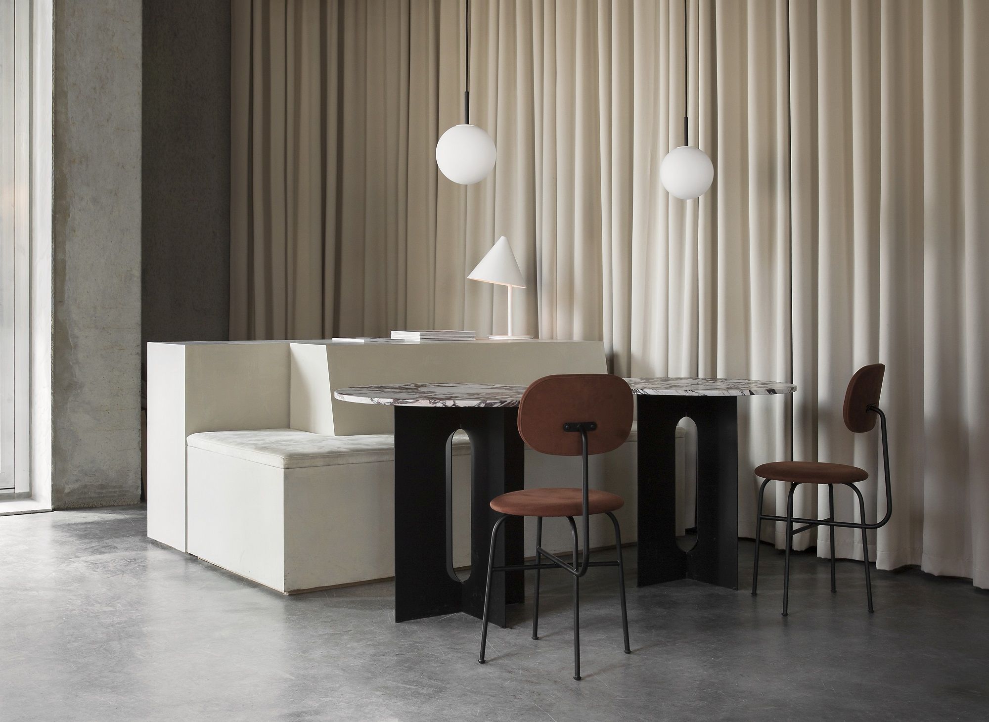 Afteroom Dining Chair Plus Stuhl von Audo Copenhagen am Esstisch mit Sitzbank und Pendelleuchten.