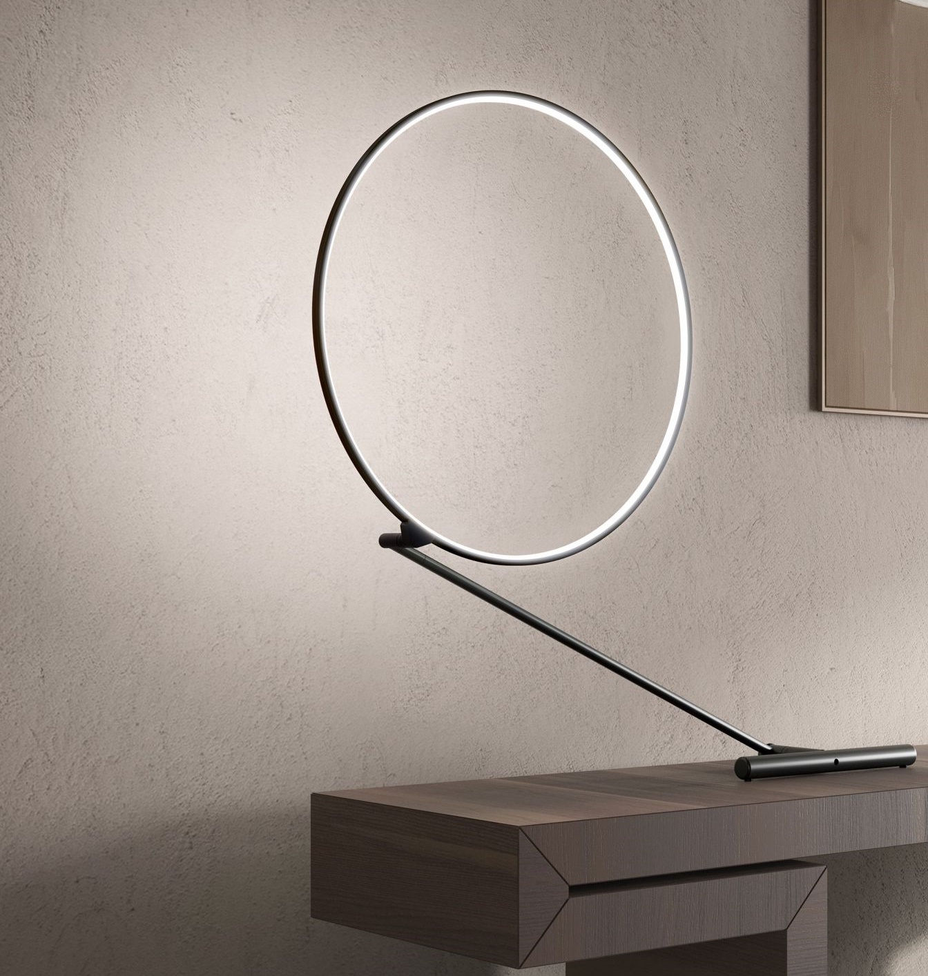Moderne LED-Tischleuchte mit kreisförmigem Leuchtkörper und schwarzem Gestell auf einem dunklen Holztisch.