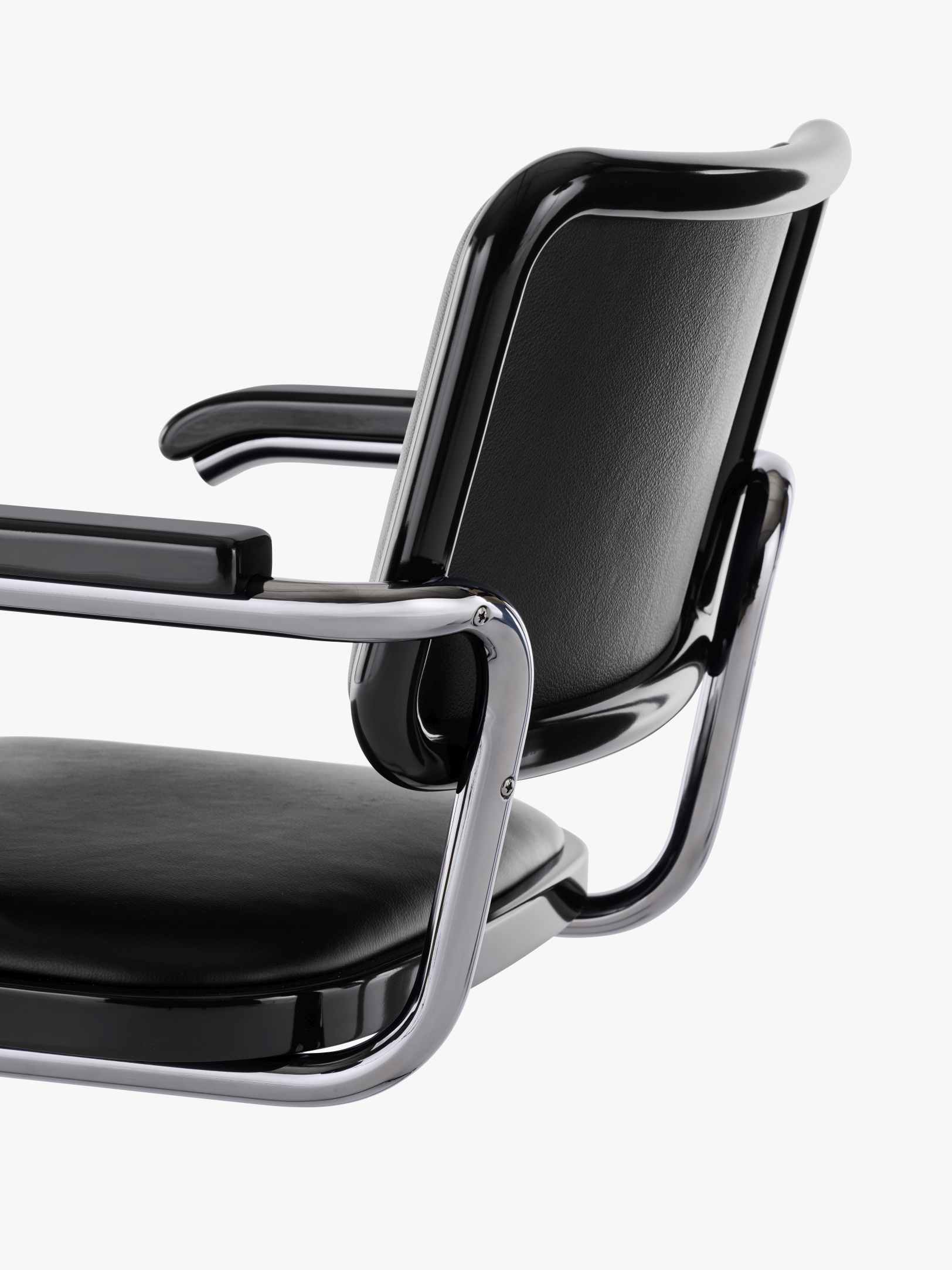 Detailaufnahme des JS. Thonet Freischwinger S 64 P mit schwarzem Leder und verchromtem Stahlrohrgestell.