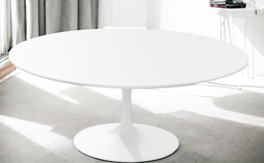 Weißer Saarinen Couchtisch mit runder Tischplatte und zentralem Fuß von Knoll International.