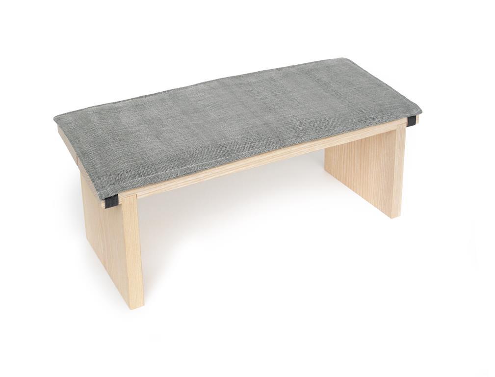Graue Auflage für Meditationsbank aus Holz, für bequemes und entspanntes Sitzen bei der Meditation.