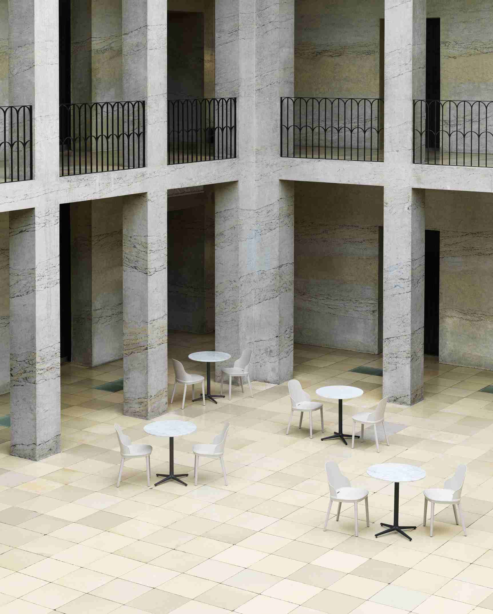 Allez Chair PP Stuhl von Normann Copenhagen in heller Umgebung mit Tischen und Stühlen.