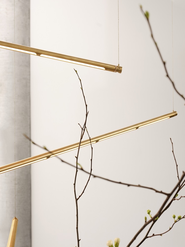 Oneline Hängeleuchte von Fritz Hansen, moderne Pendelleuchte aus Messing mit minimalistischem Design und warmem Licht.