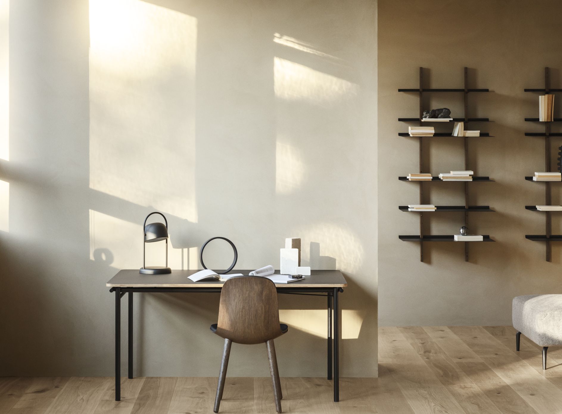 Büro mit grauem Smile Regal Einlegeböden Set von Eva Solo an der Wand.