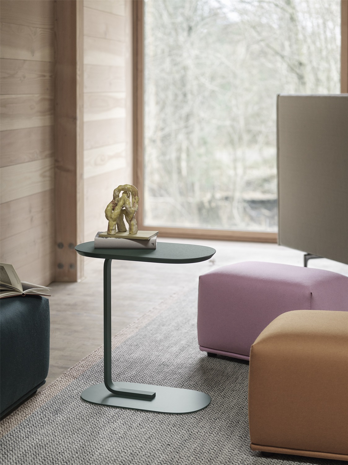 Nahaufnahme von Muuto Echo Pouf Hockern in Lila und Braun, kombiniert mit Beistelltisch.