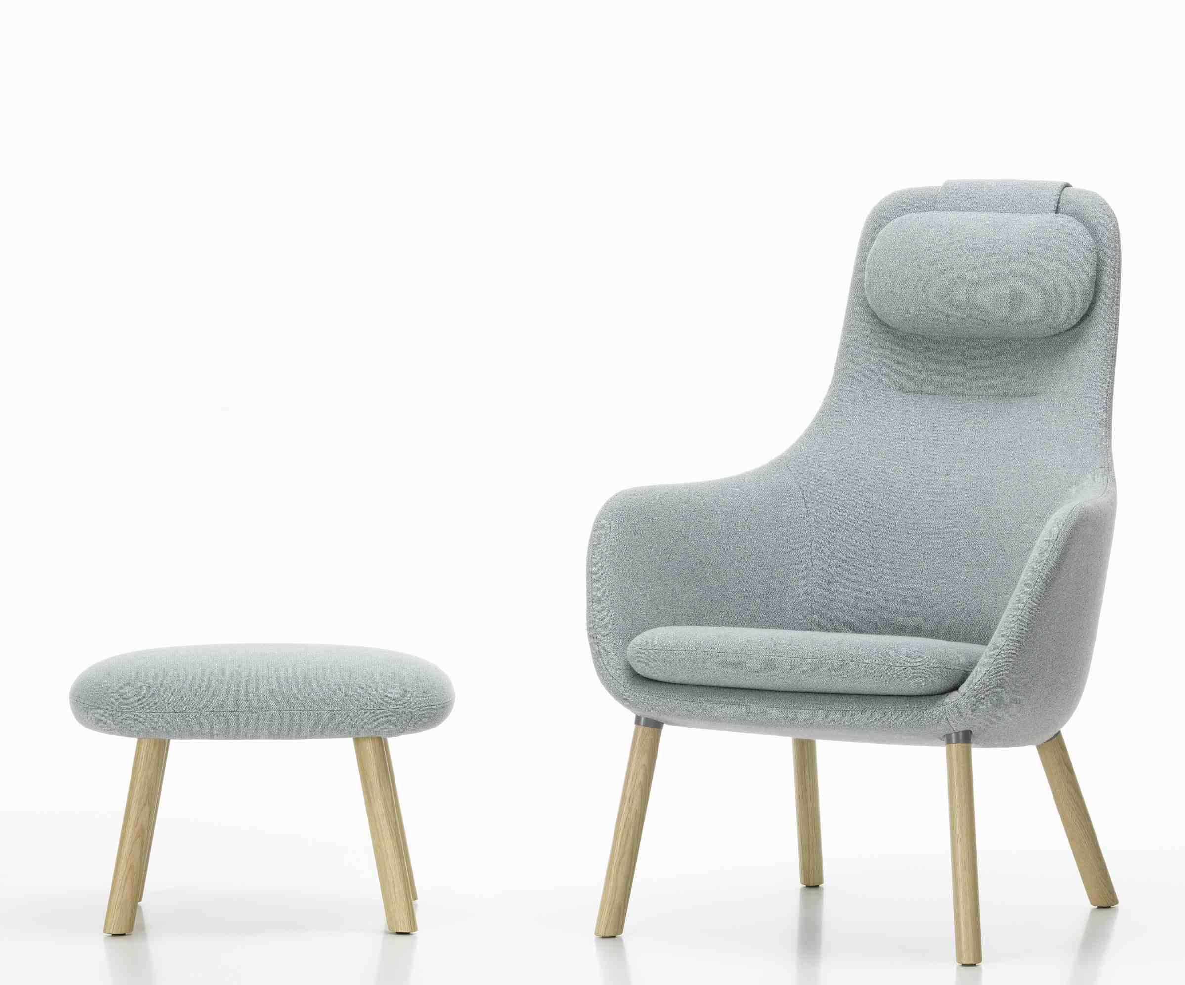 Vitra Hal Lounge Chair Sessel mit Ottoman in hellgrauem Stoff und hellem Holzgestell.