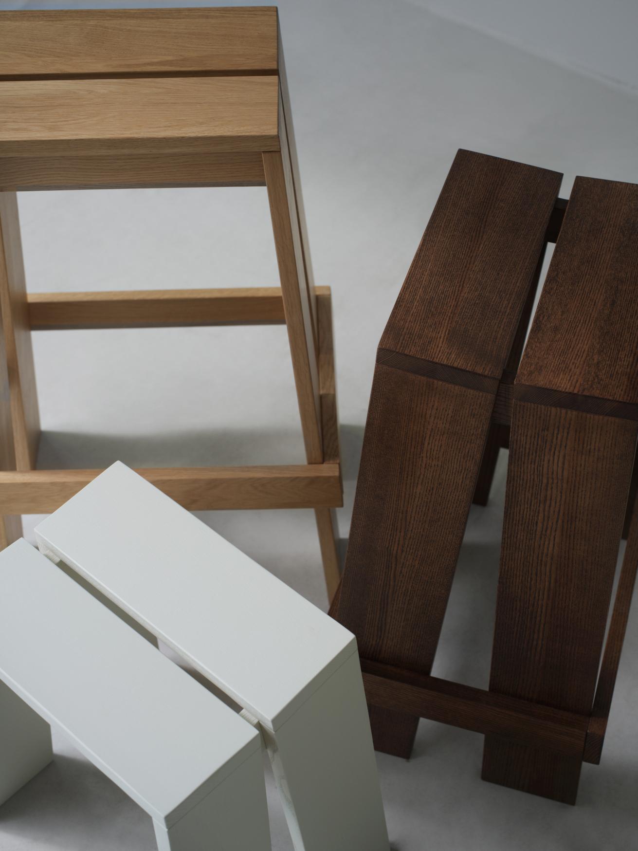 Let Barhocker von Normann Copenhagen in Weiß, Eiche hell und Dunkelbraun aus Holz.
