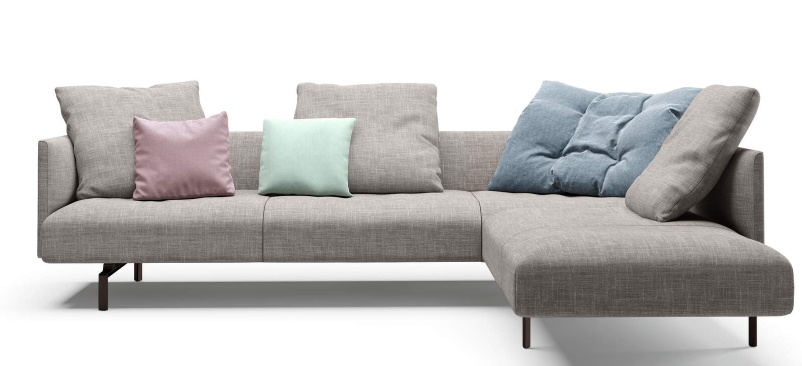 Muud Walter Knoll Sofa, freistehendes Ecksofa mit grauen Textilbezug und farbigen Zierkissen, modernes Wohnzimmer Design.