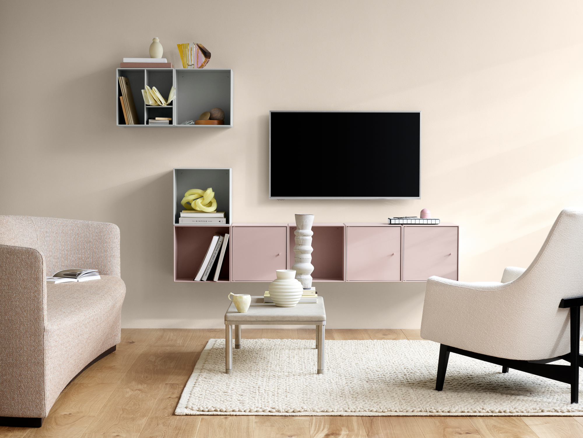 Wohnzimmer mit Montana Mini Modul Regalen in Grau und Rosa, modernes skandinavisches Design.