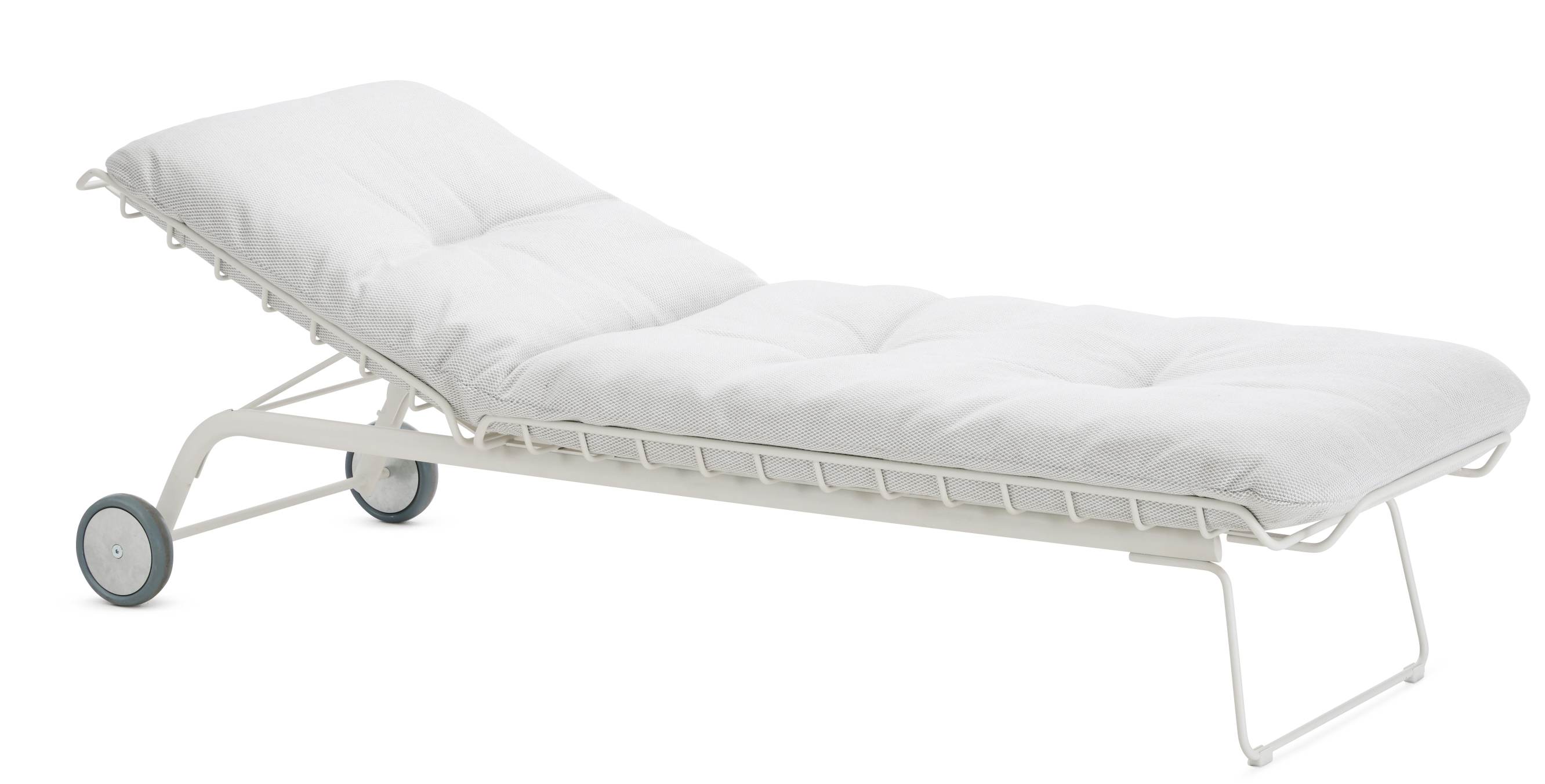 Leyasol Sonnenliege von Freifrau Manufaktur, weiße Indoor Outdoor Liege mit Rädern und bequemer Polsterung.