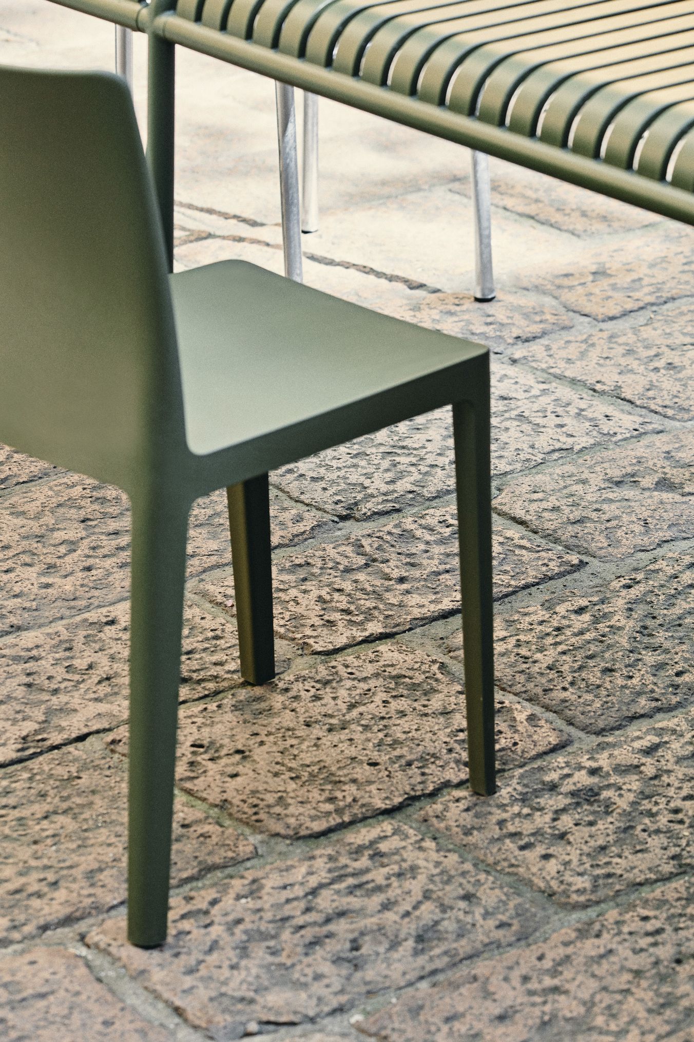 Nahaufnahme des Élémentaire Outdoor Stuhls in Olive Hay, modernes Design für Garten und Terrasse.