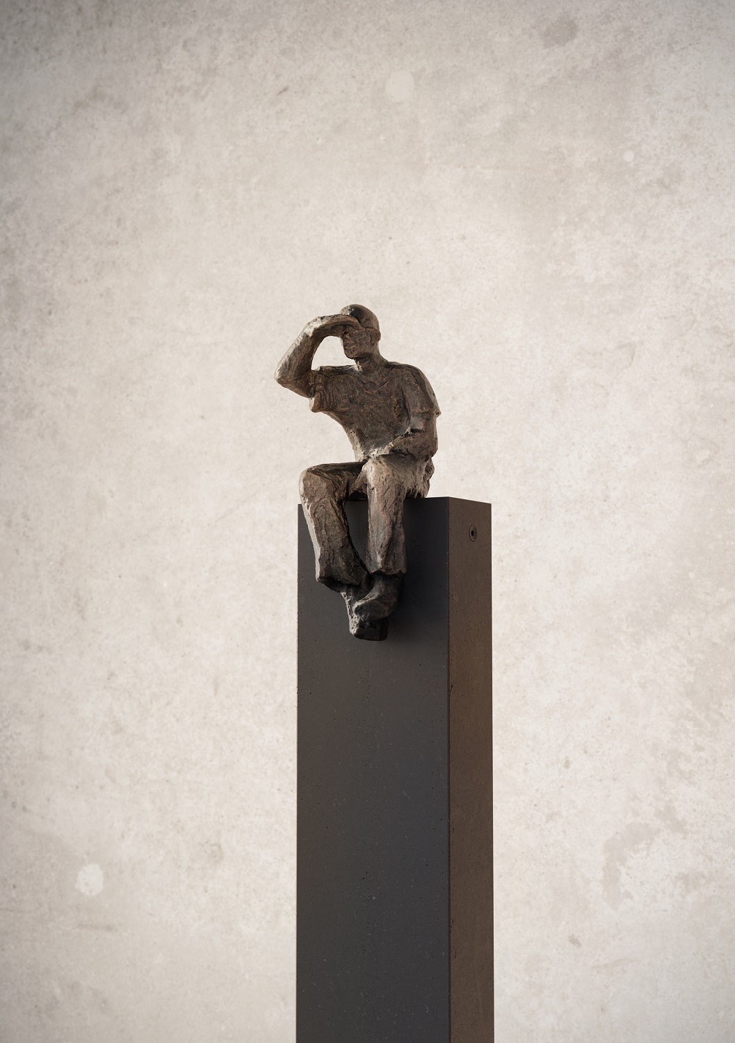 I See Floor Lamp Stele: Stehleuchte mit sitzender Bronzefigur, die in die Ferne schaut.