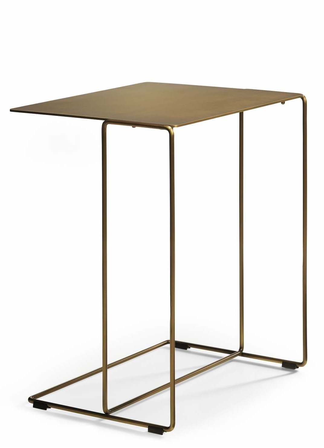 Oki Beistelltisch von Walter Knoll, goldfarbenes Metallgestell mit quadratischer Tischplatte, modernes Design.