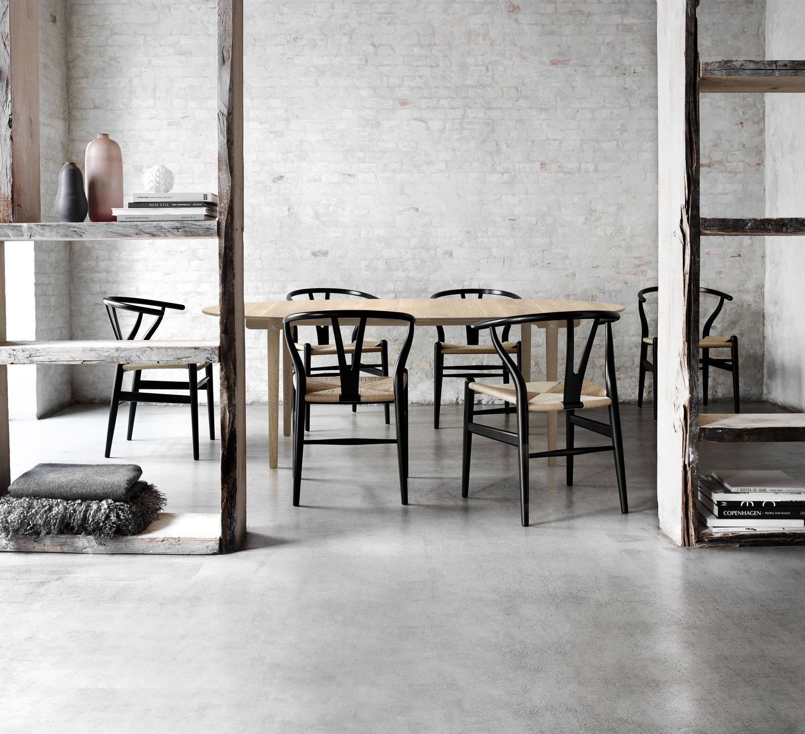 CH338 Ovaler Esstisch aus Eiche von Carl Hansen & Søn mit schwarzen Y-Stühlen.