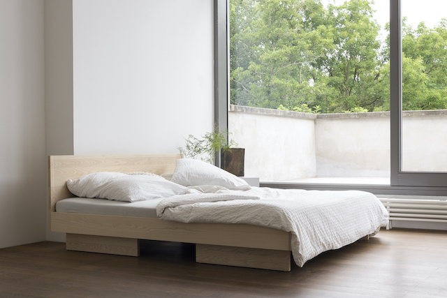 ZIANS Bett Large mit hellem Holzrahmen und Kopfteil, minimalistisches Design für modernes Schlafzimmer.