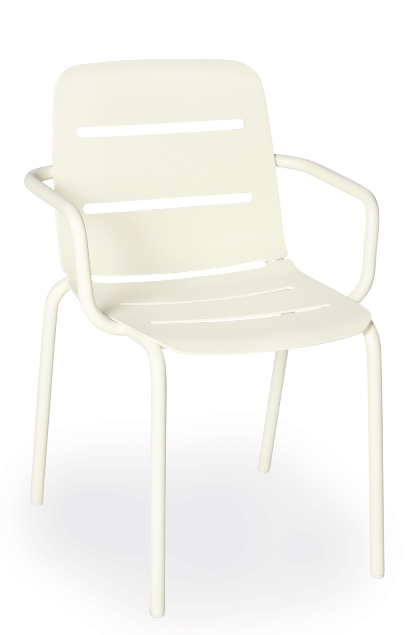 Vapio Sessel von Weishäupl für den Außenbereich, cremefarben, mit Armlehnen und horizontalen Schlitzen.