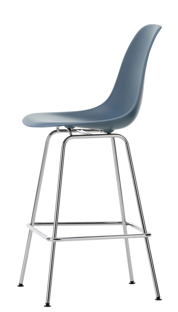 Vitra Eames Plastic Bar Stool in Medium Höhe, blaugraue Sitzschale und verchromtes Stahlgestell.