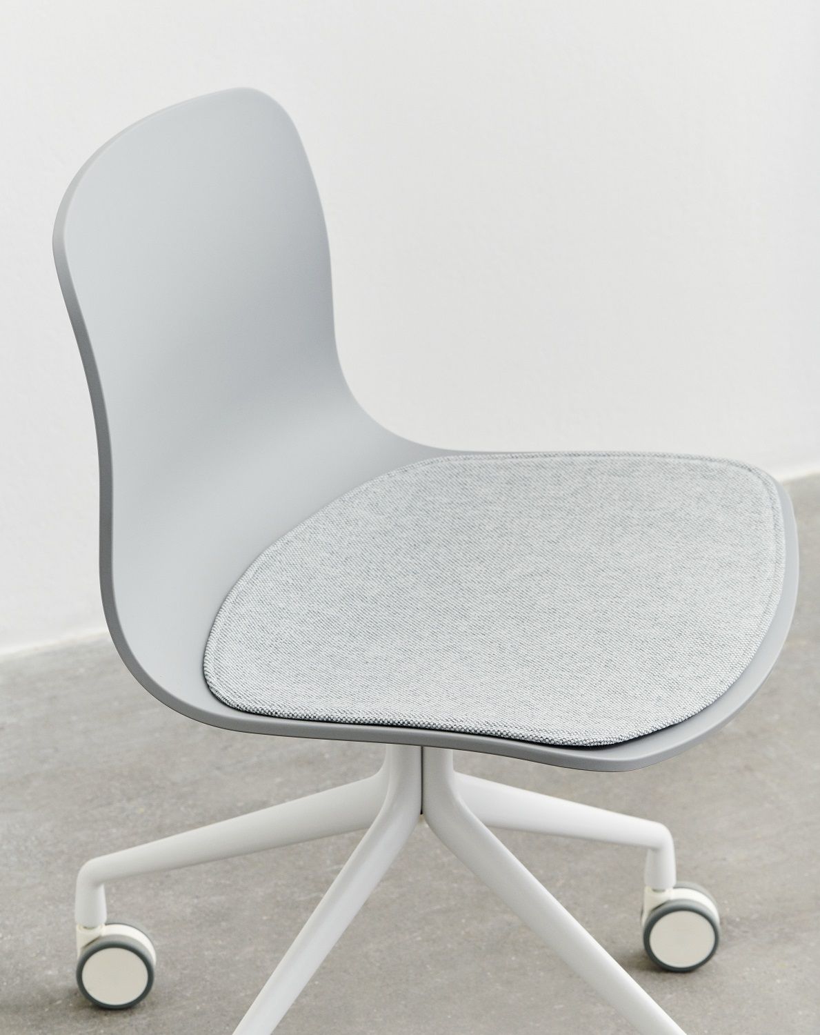 Grauer Hay About A Chair AAC Stuhl mit passendem, hellgrauem Sitzkissen für mehr Komfort.
