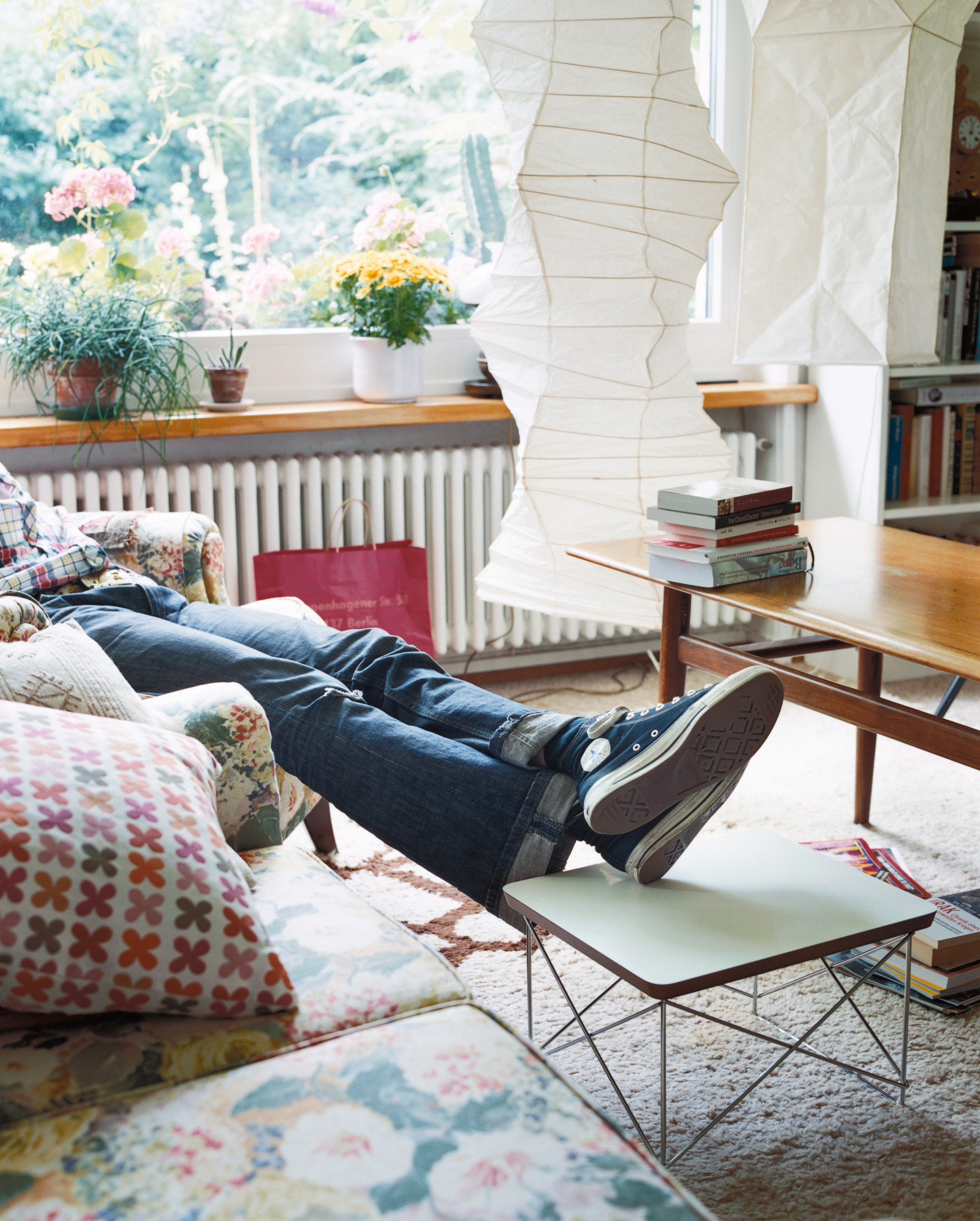 Vitra Beistelltisch LTR: Detailaufnahme des Tisches in einem Wohnzimmer, Füße auf dem Tisch.