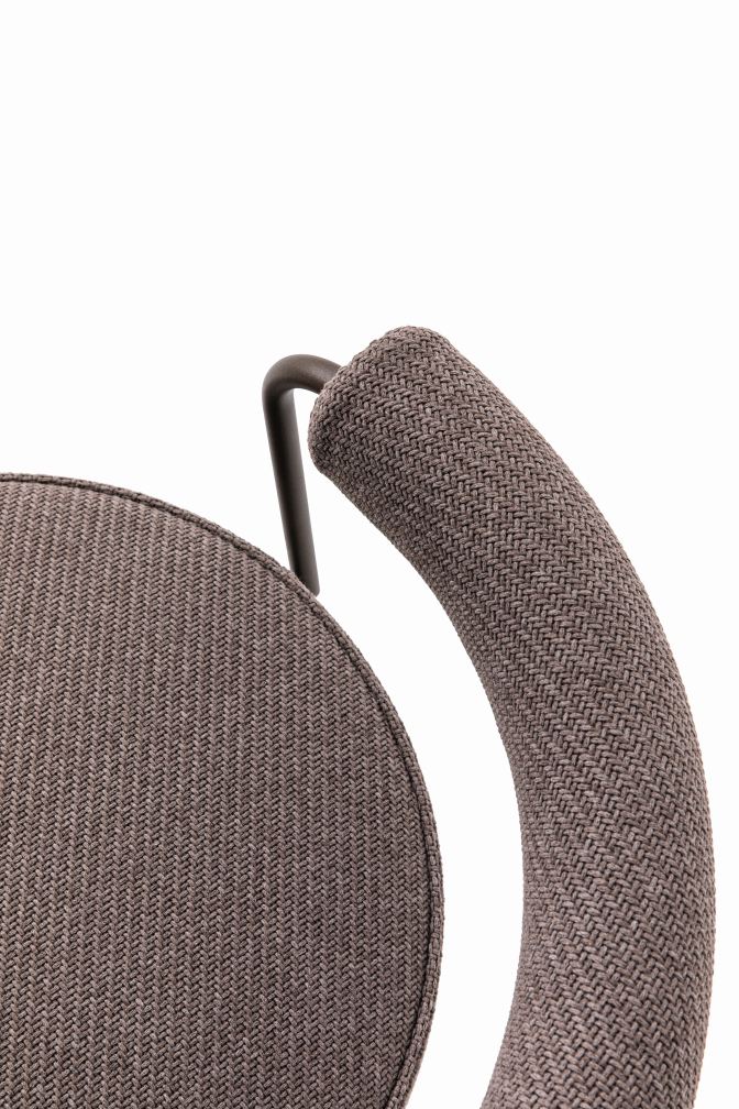 Detailaufnahme Cassina 7 Fauteuil Tournant Drehsessel Outdoor mit braunem Stoffbezug und Armlehne. Nahaufnahme des Outdoor Sessels.