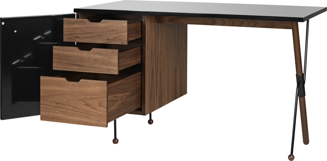 Gubi Schreibtisch mit Schubladen und schwarzer Tischplatte. Moderner Holzschreibtisch für Büro und Arbeitszimmer.
