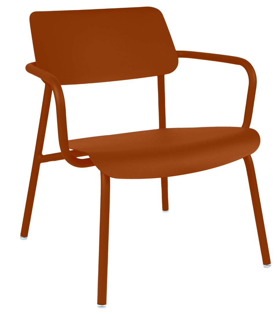 Fermob Studie Lounge Sessel für den Außenbereich, moderner Gartensessel aus Metall in Kupferrot.