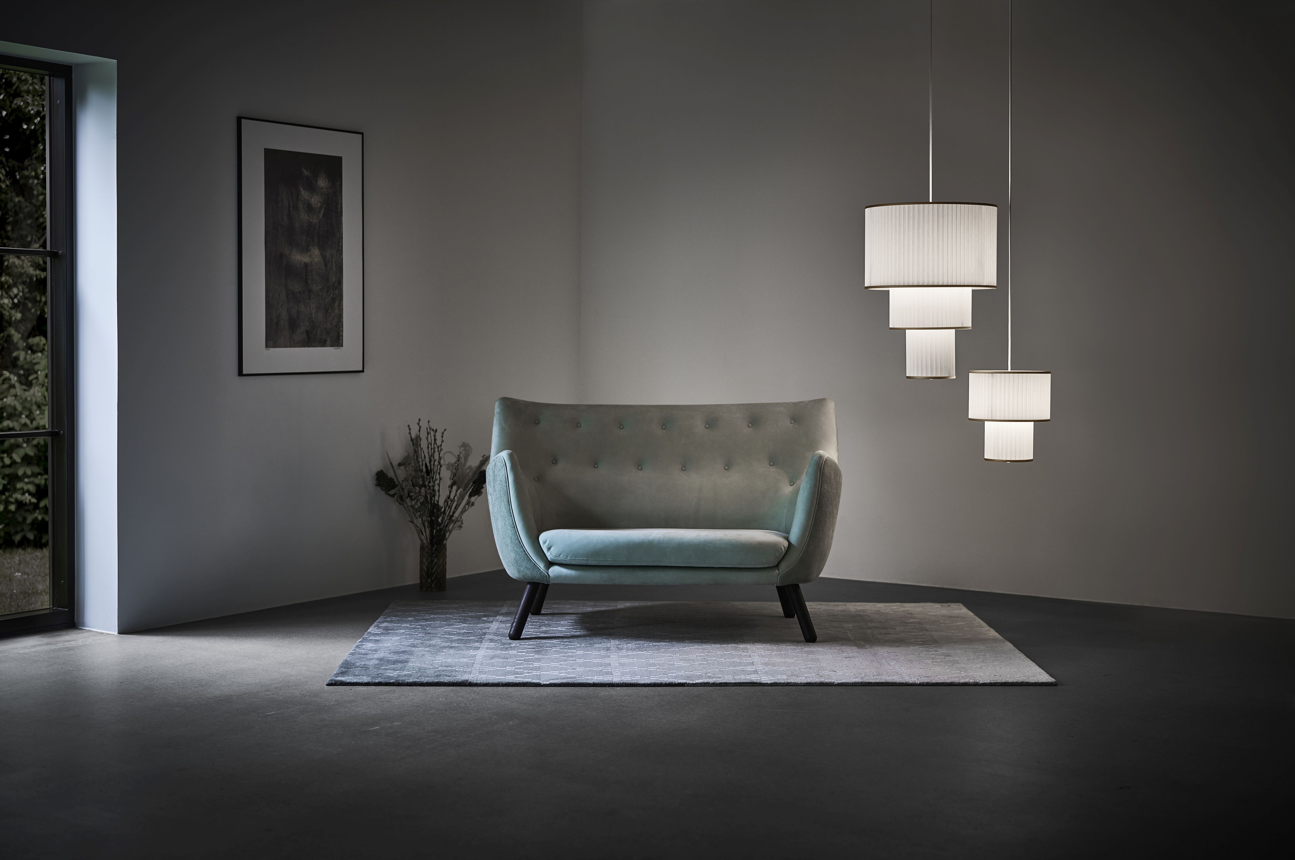 Plivello Pendelleuchte von Le Klint über Sofa im Wohnzimmer, moderne Hängeleuchte mit Lampenschirm.