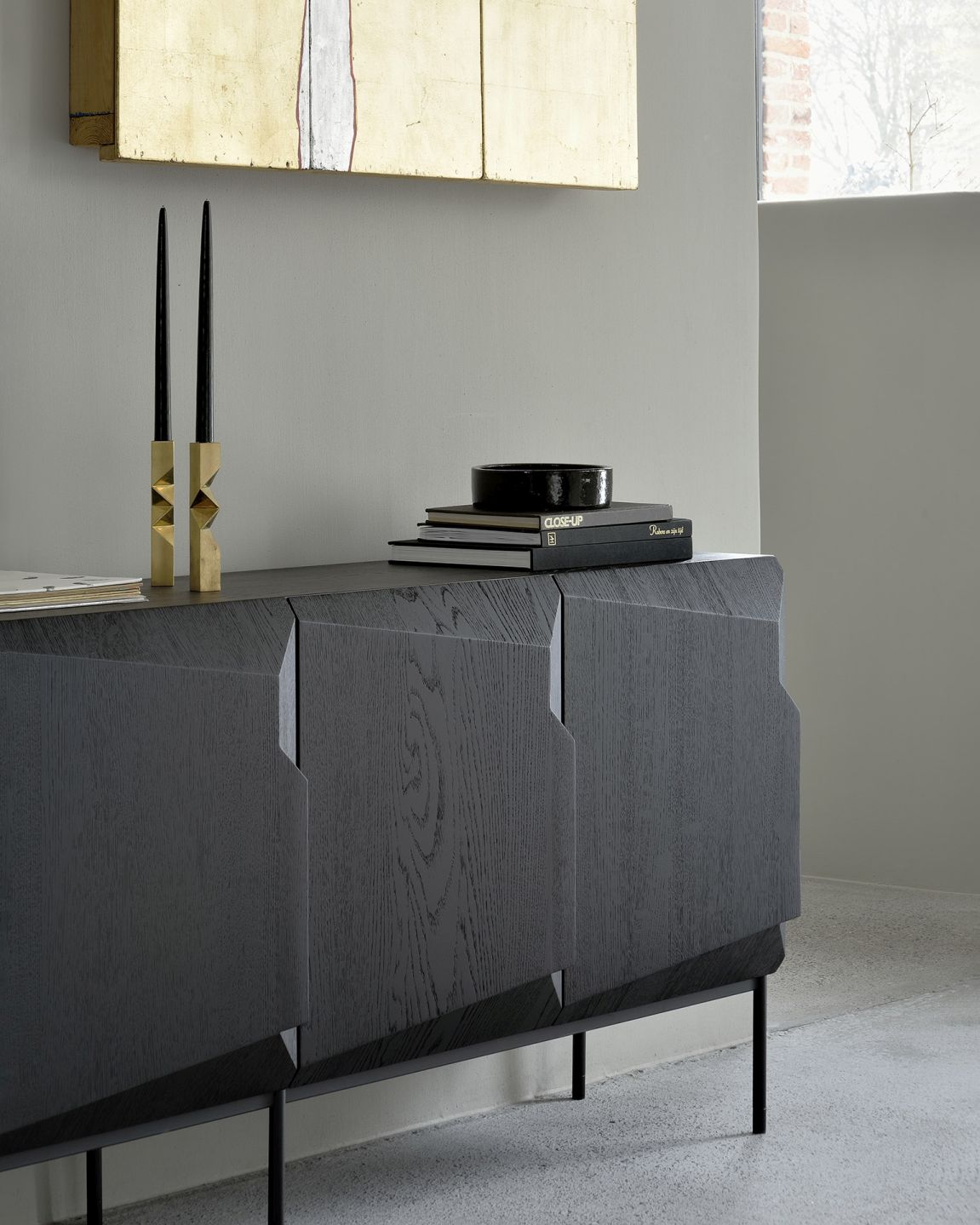 Stairs Anrichte von Ethnicraft, Eiche schwarz lackiert, 4 Türen, modernes Sideboard für Wohnzimmer und Esszimmer.