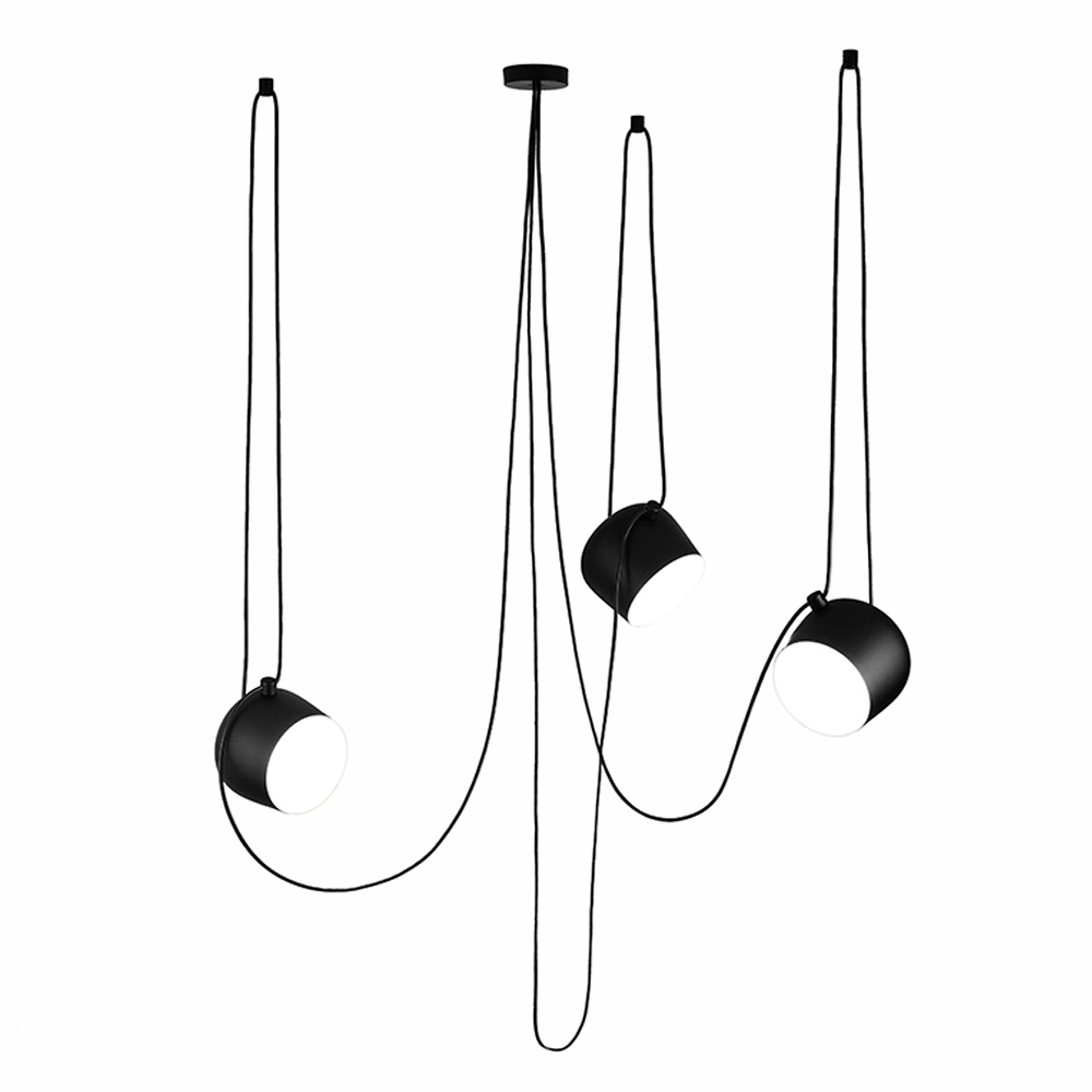 Schwarze Aim Pendelleuchte von Flos, 3-flammig. Moderne Hängelampe mit flexiblen Kabeln und Leuchtenköpfen.