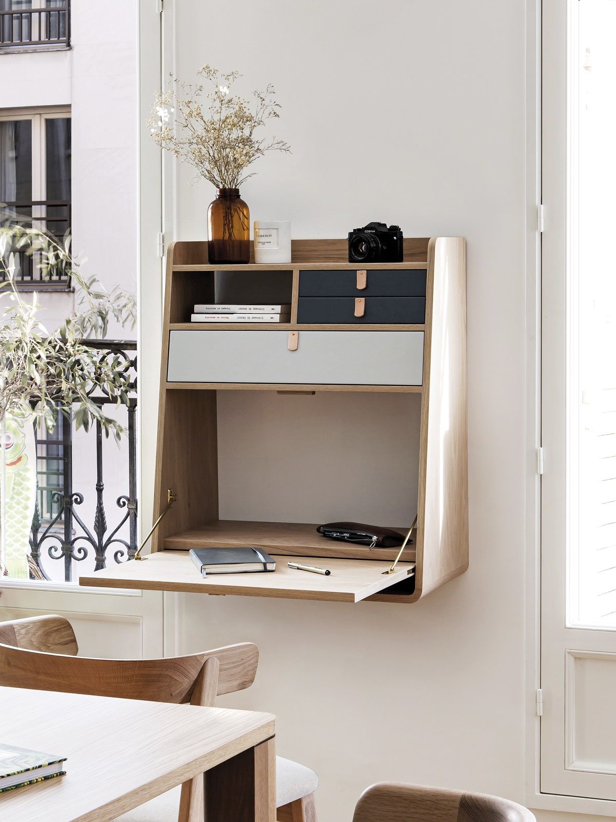 Gaston Wandsekretär 60 Hartô aus Holz, mit Schubladen und Schreibfläche im modernen Wohnraum.