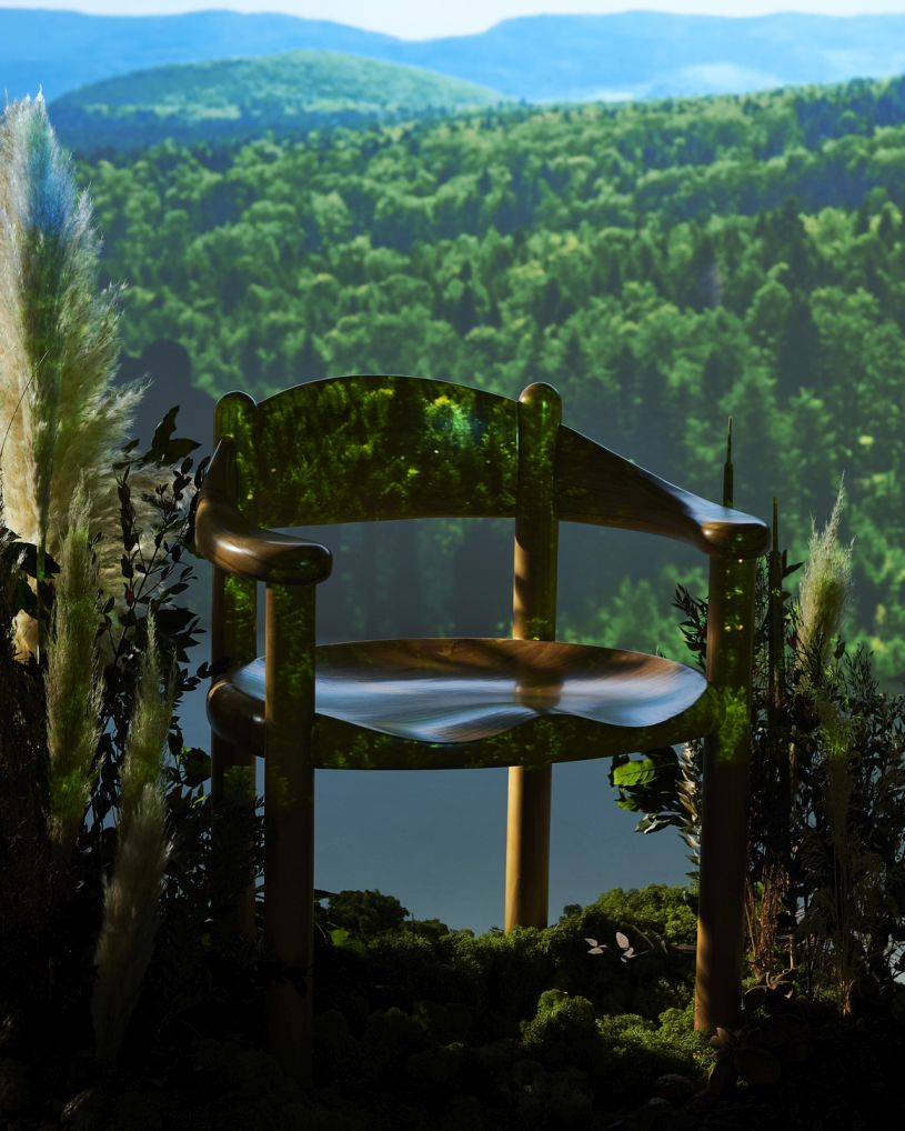 Daumiller Esszimmerstuhl von Gubi, Holzstuhl im Wald-Setting, modernes Möbeldesign für Esszimmer und Wohnbereich.