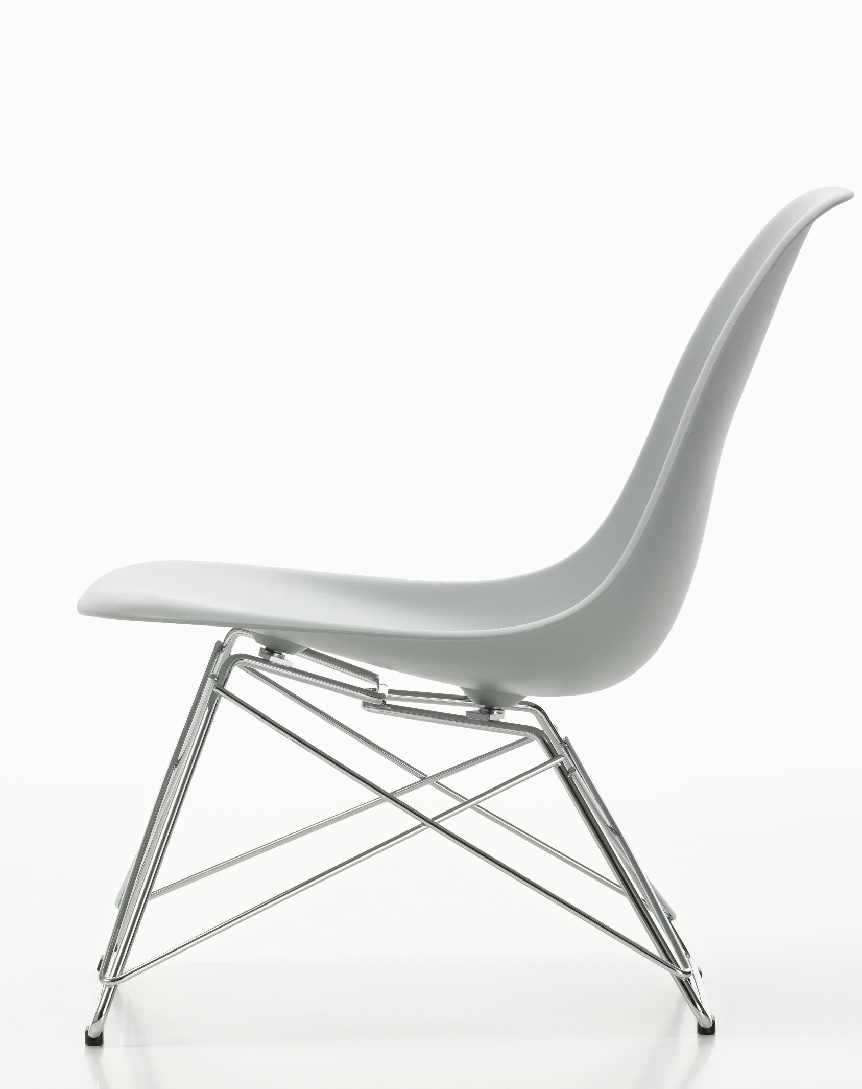 Seitenansicht des grauen Eames Plastic Side Chair LSR Stuhl Vitra mit verchromtem Metallgestell.