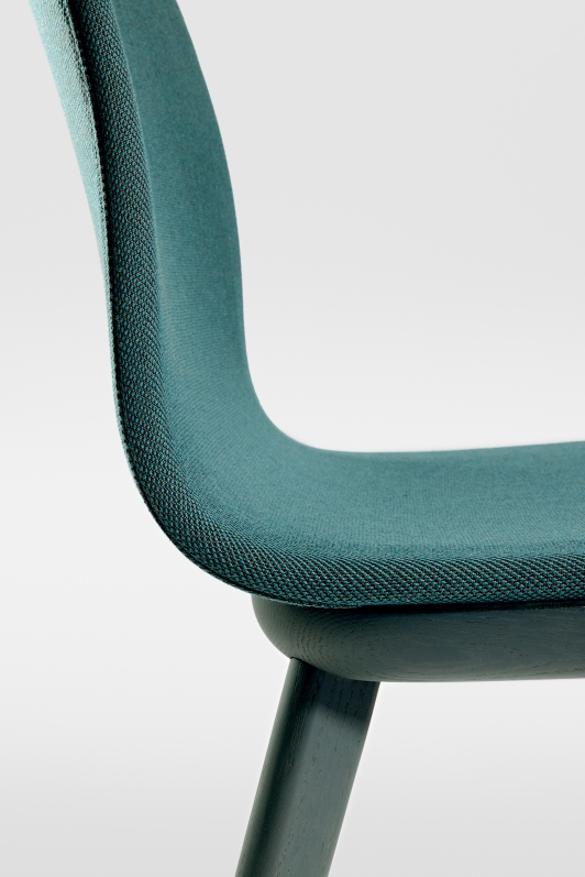 Detailaufnahme des Aeon Chair Stuhls mit türkisfarbenem Stoffbezug und dunklem Holzfuß für Esszimmer und Büro.