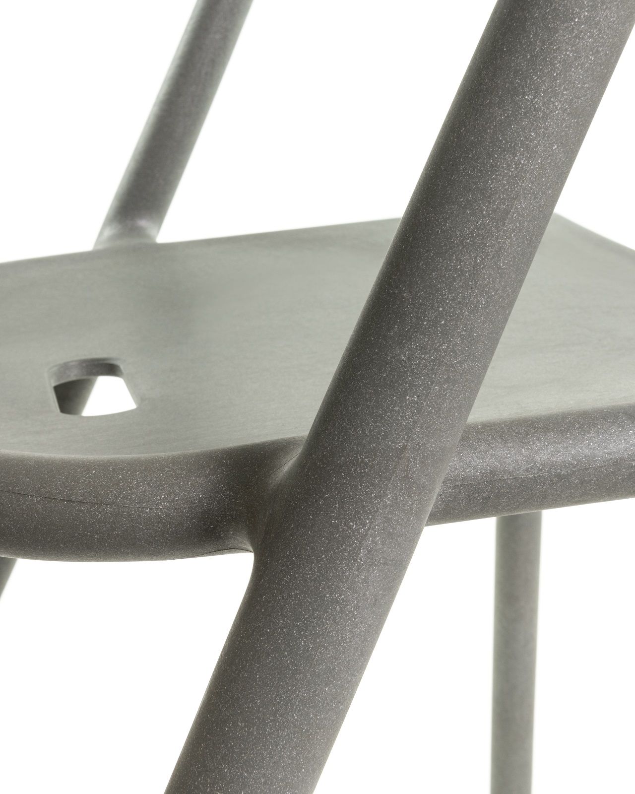 Detailaufnahme des grauen RE Air-Armchair von Magis, einem modernen Armlehnstuhl aus 100% recyceltem Material für drinnen und draußen.