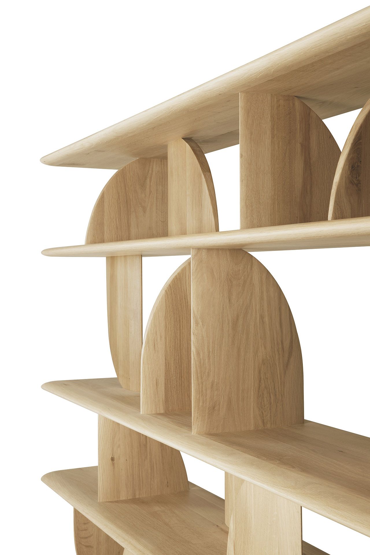 Detailaufnahme des Geometric Regals von Ethnicraft aus geölter Eiche. Modernes Bücherregal.